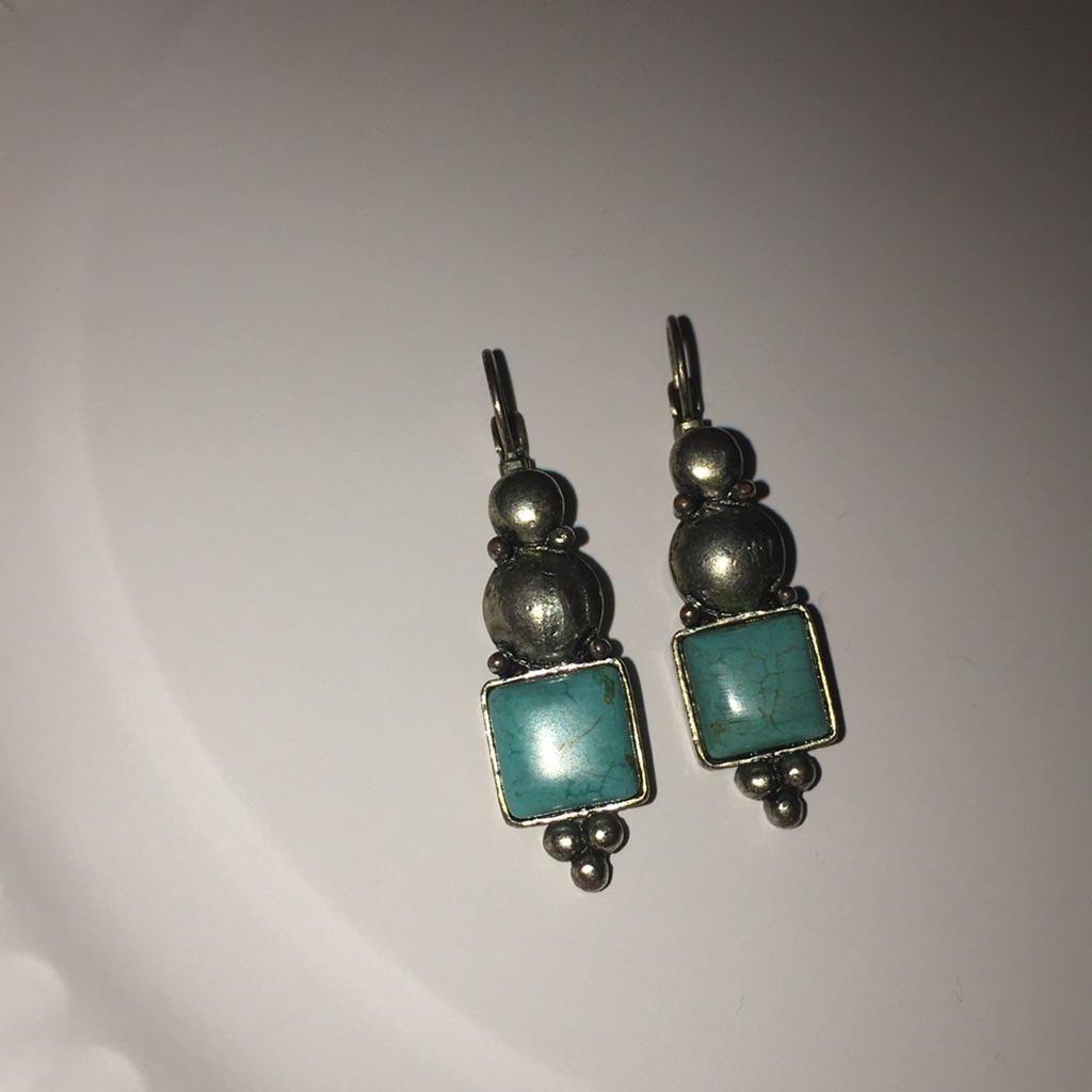 Native Look Silver Tone And Teal Color Earnings 20$